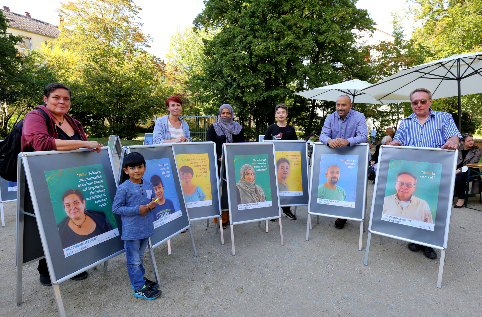 Die Bewohner stehen vor ihren Plakaten