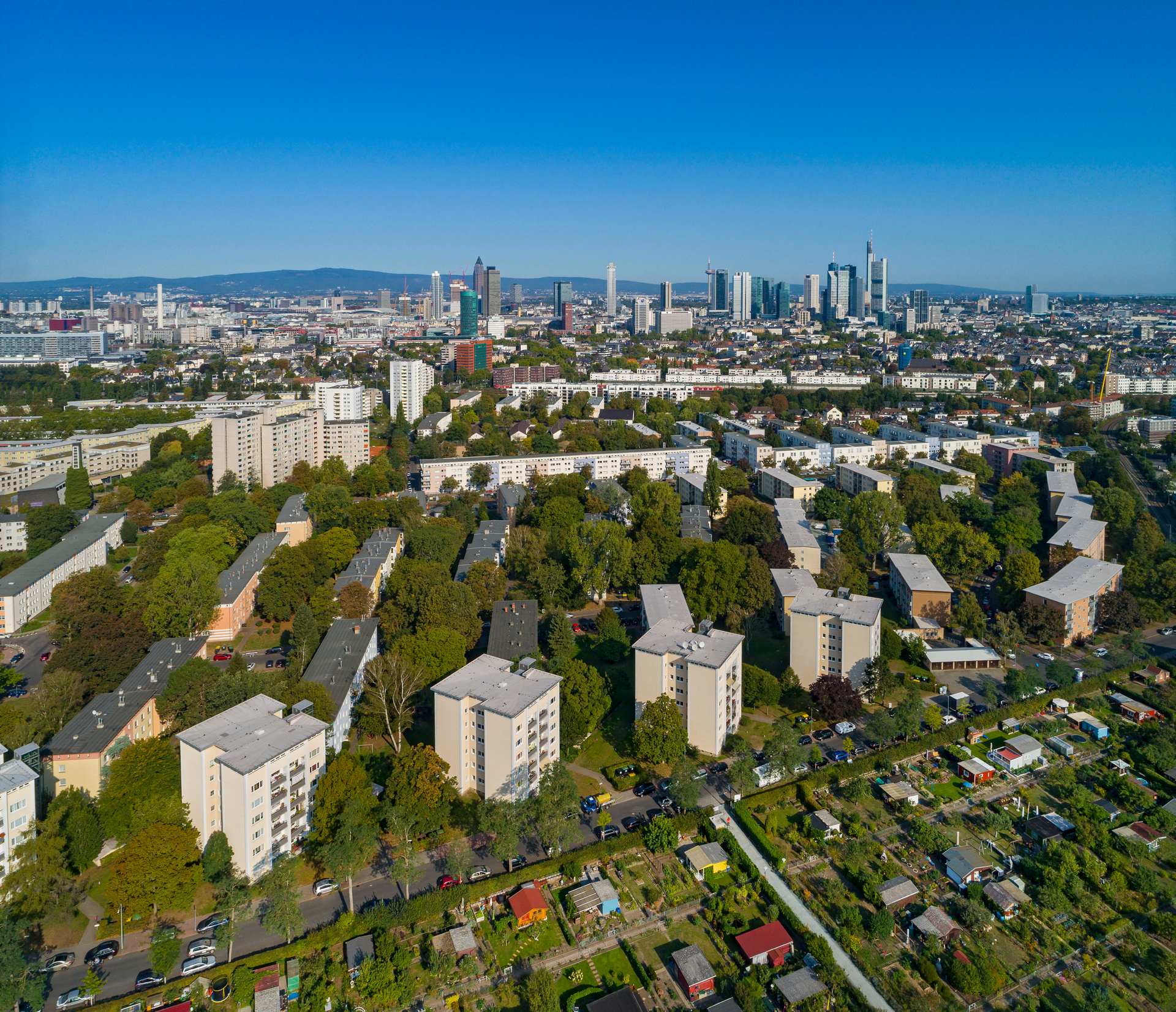 Blick über die Fritz-Kissel-Siedlung auf die Frankfurter Skyline