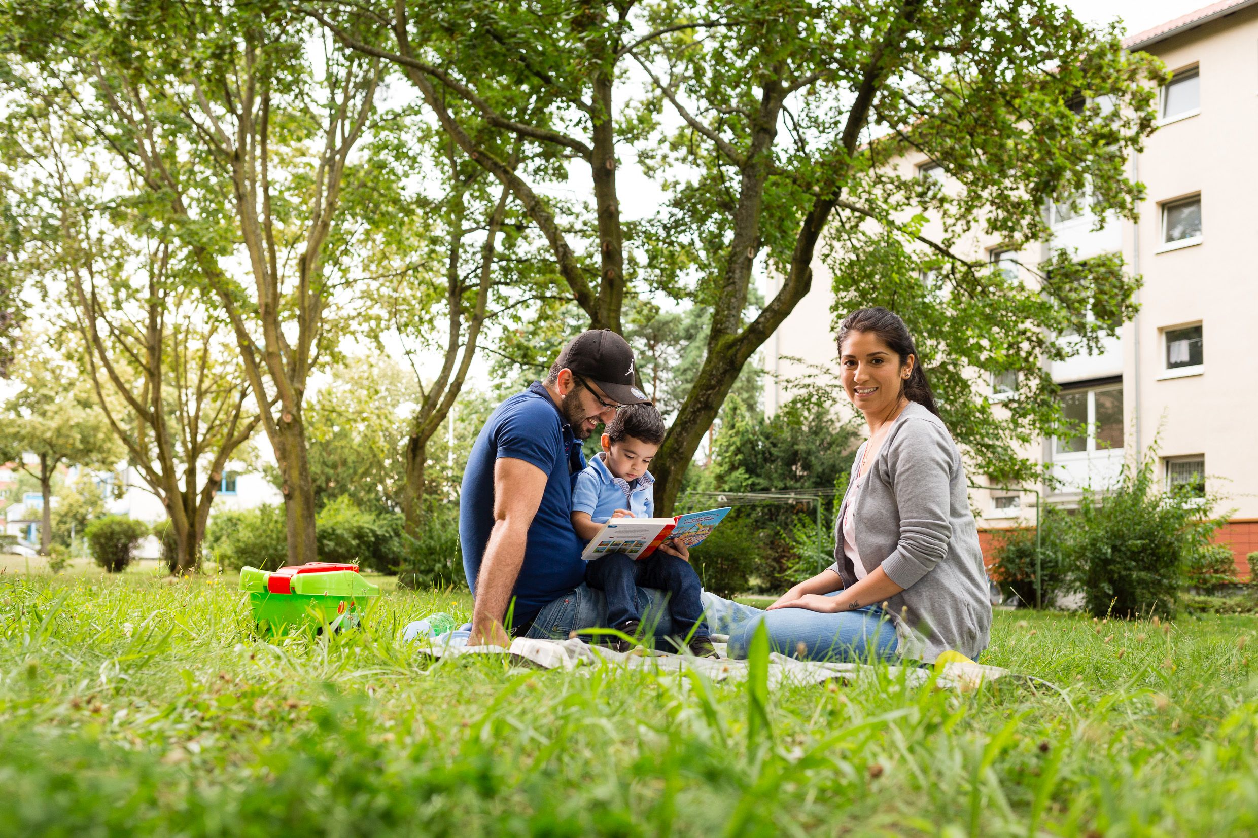 Familie auf einer Wiese