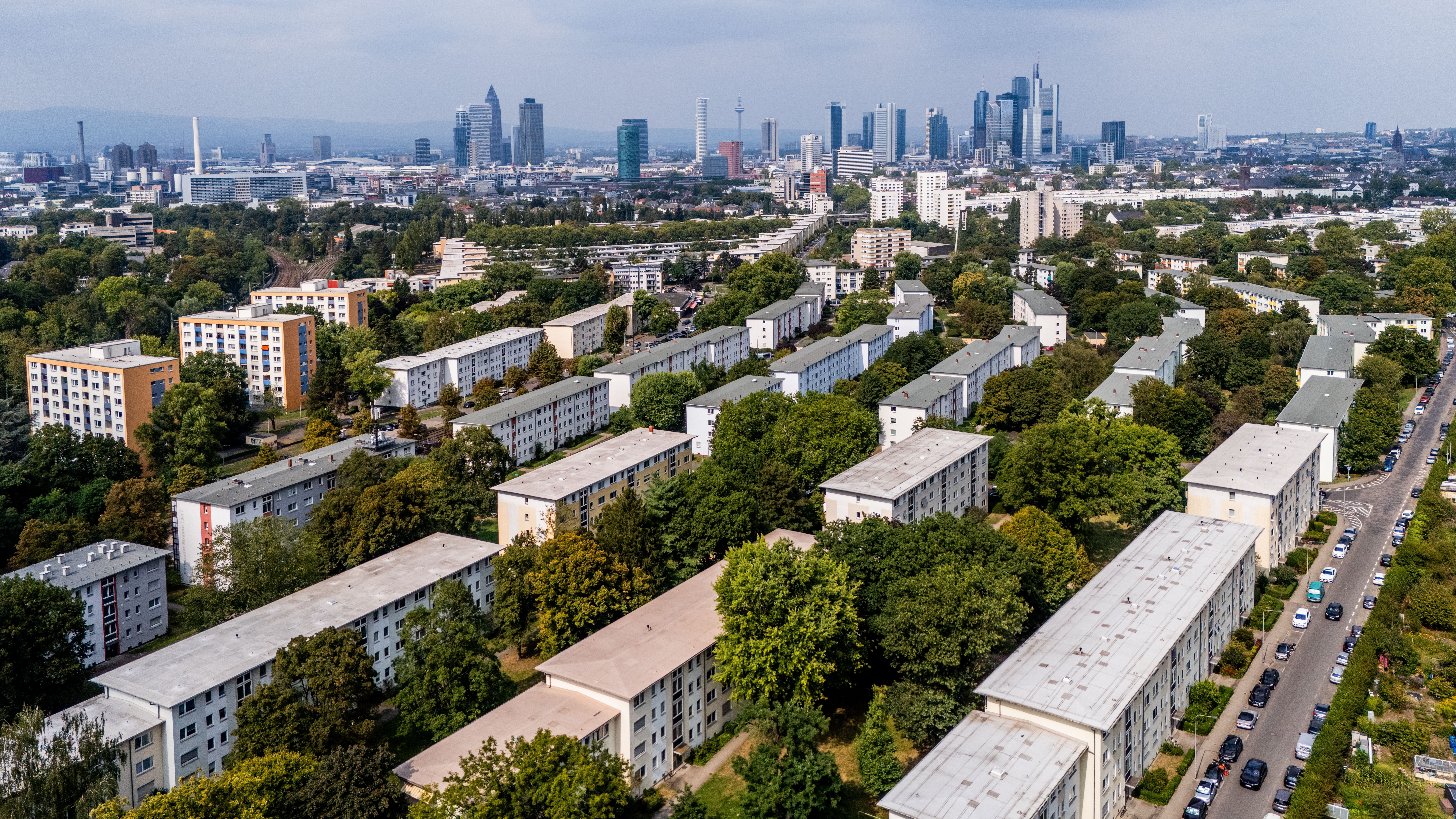 Drohnenaufnahme von oben der Melibocusstraße in Frankfurt-Niederrad