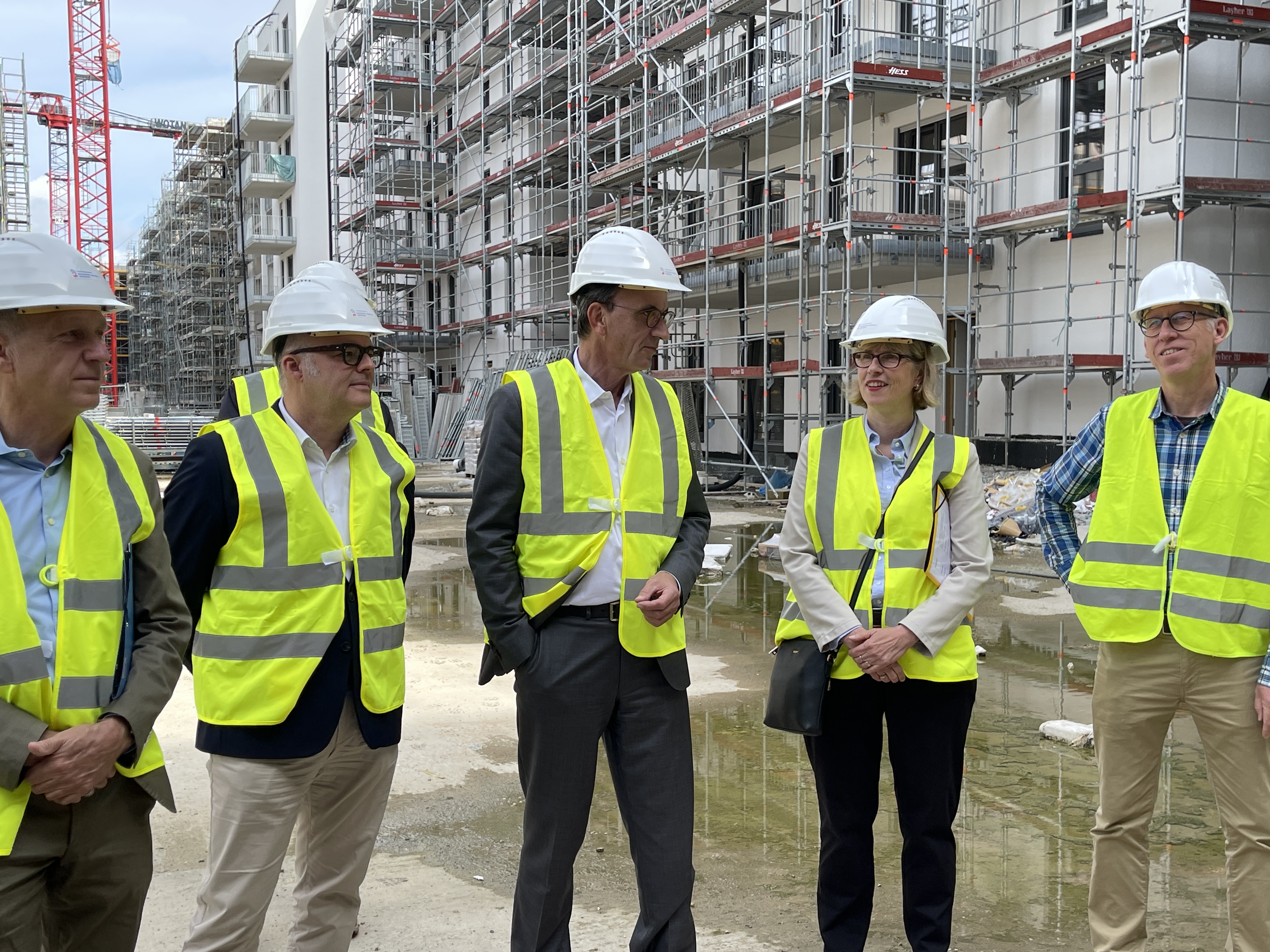 Besuchten gemeinsam die Baustelle: (v.l.) NHW-Geschäftsführer Dr. Thomas Hain, Elmar Damm, Abteilungsleiter Hess. Finanzministerium, Finanzminister Michael Boddenberg, NHW-Geschäftsführerin Monika Fontaine-Kretschmer; NHW-Projektleiter Peter Söhngen Foto: NHW