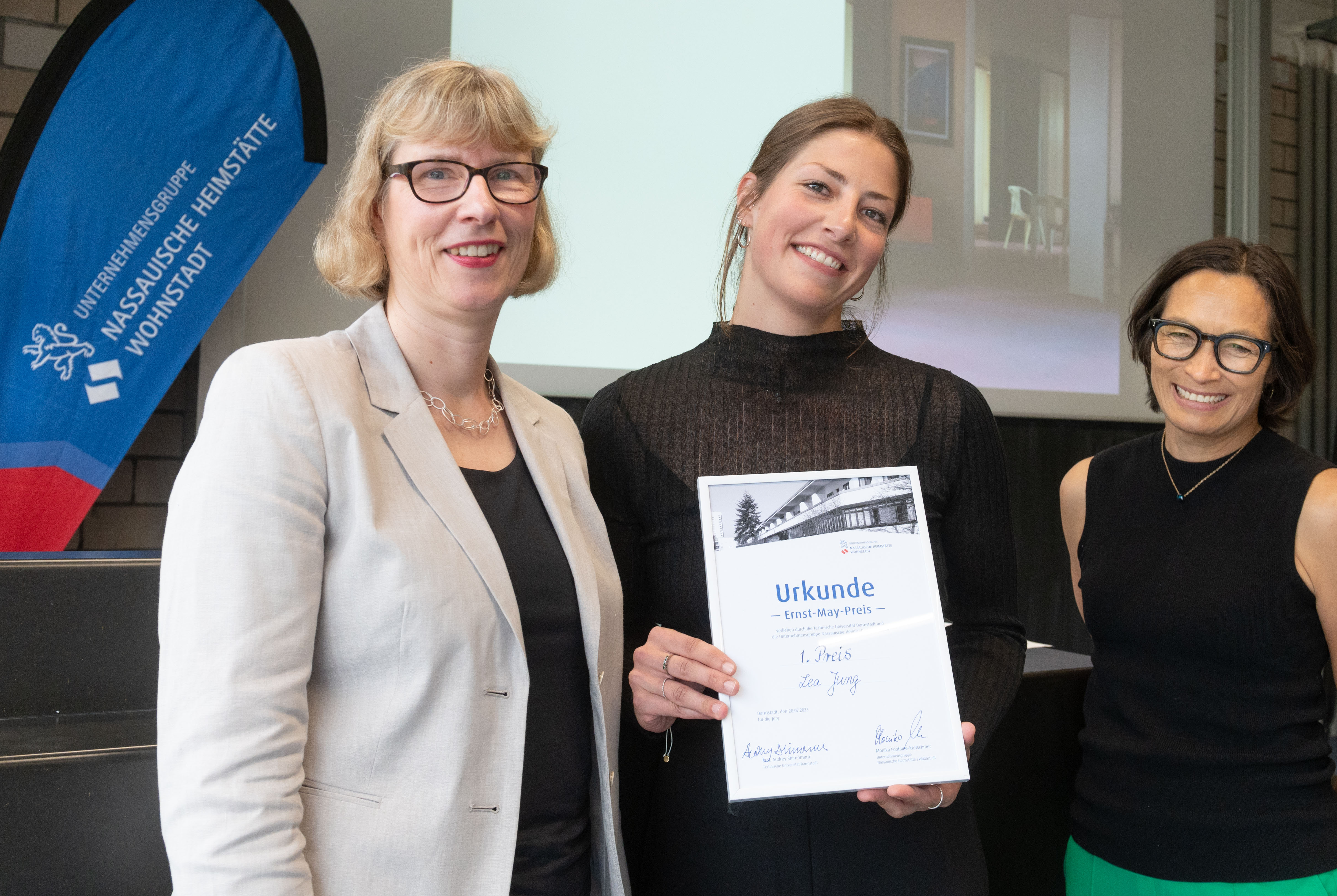Freuten sich mit der Preisträgerin: ( v.l).: NHW-Geschäftsführerin Monika Fontaine-Kretschmer, 1.Preis-Trägerin Lea Jung und Professorin Audrey Shimomura von der TU Darmstadt Foto: NHW/Strohfeld
